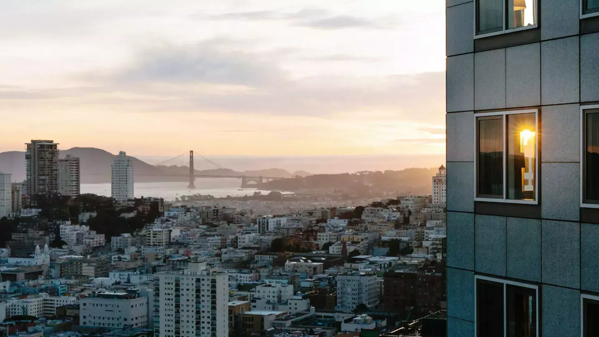 Die Skyline der Stadt San Francisco ist vom Four Seasons Hotel San Francisco At Embarcadero aus zu sehen.