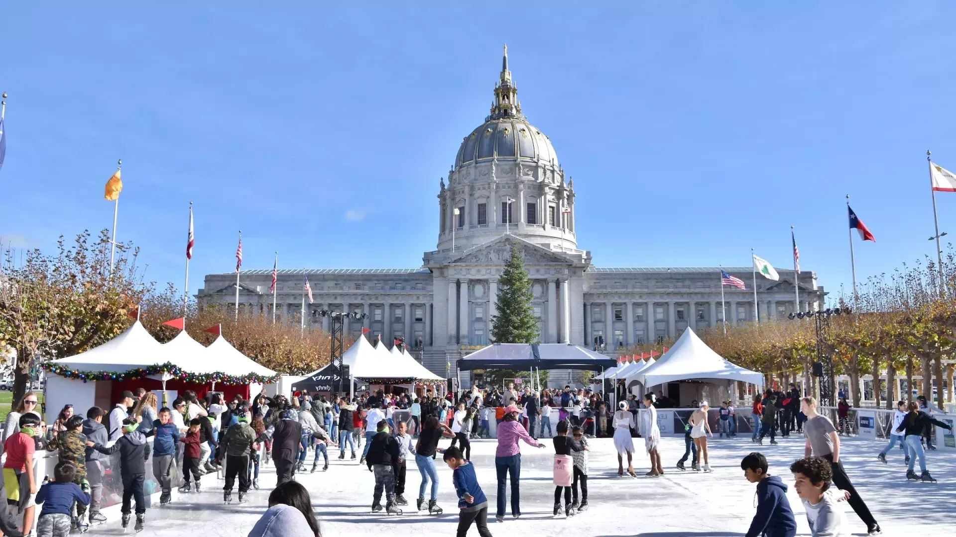 Schlittschuhläufer betreten auf einer der saisonalen Eisbahnen von San Francisco das Eis.