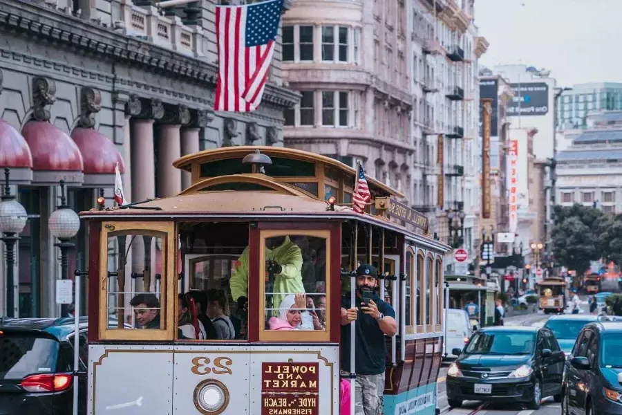 Eine Seilbahn nähert sich der Kamera am Union Square. San Francisco, Kalifornien.