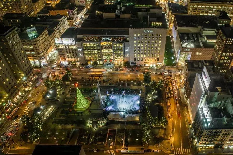 Luftaufnahme des für die Feiertage geschmückten Union Square. San Francisco, Kalifornien.